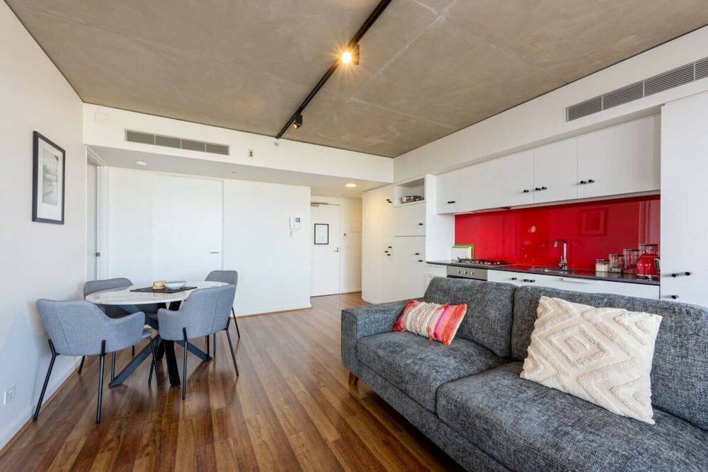 Фото Stylish 2-bed Apt in Southbank With Parking
