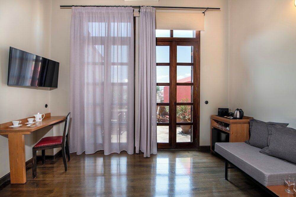 Фото Mosaic Venetian Harbour Suites