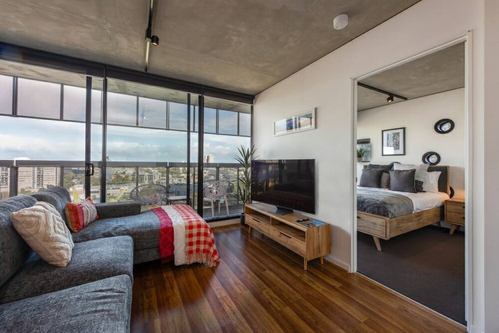 Фото Stylish 2-bed Apt in Southbank With Parking