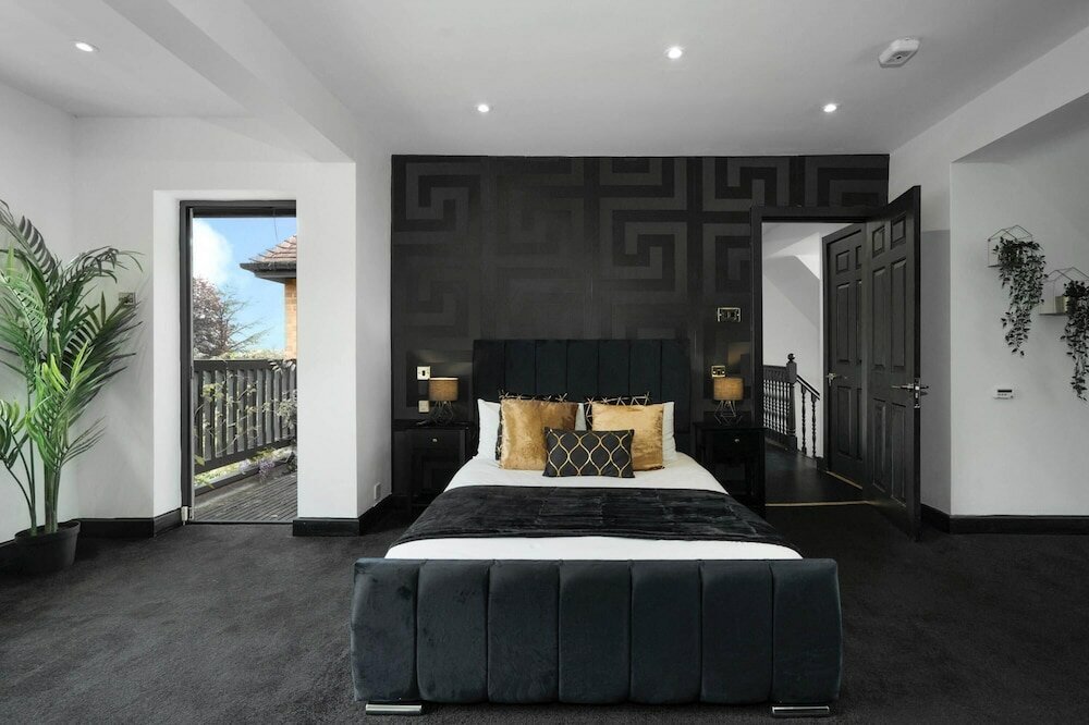 Фото Luxury Designer Mansion in West Midlands Countryside