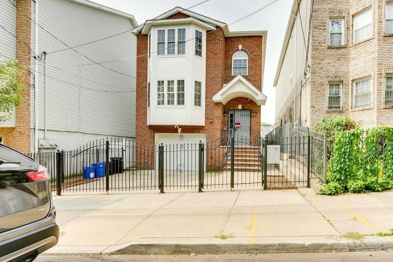 Гостиница Welcoming Newark Duplex in Walkable Location! в Ньюарке