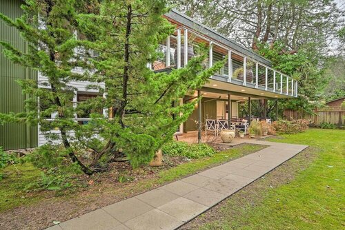 Гостиница Edmonds Apartment With Private Wine Cellar! в Эдмондсе