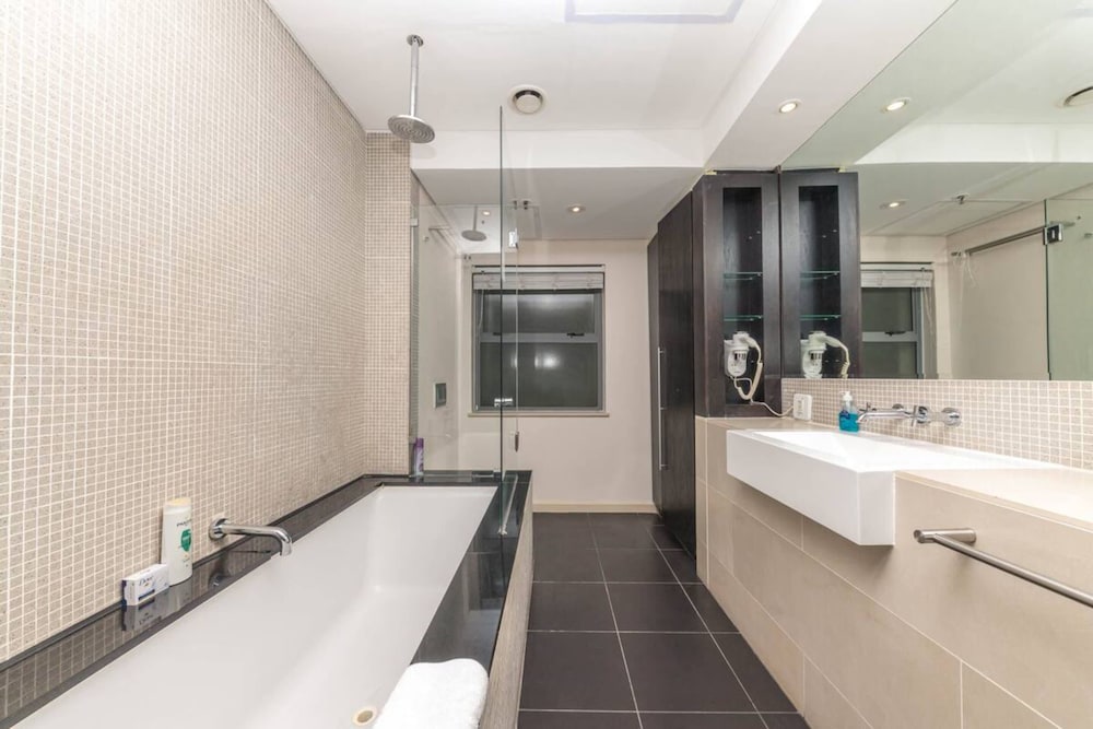 Фото Warm and Modern 1bd Apt in Cbd