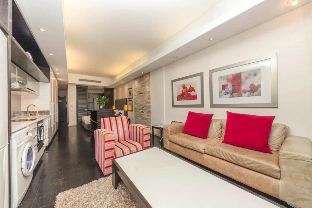 Фото Warm and Modern 1bd Apt in Cbd