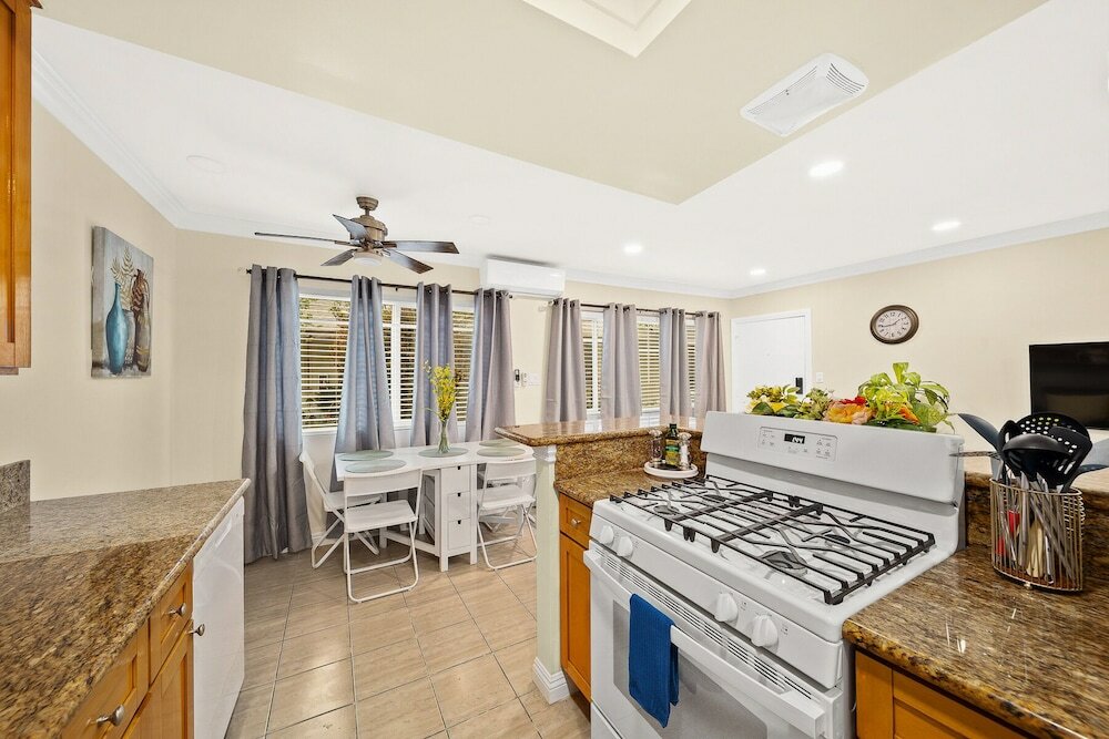 Фото Cozy n Serene 12mins to Downtown La
