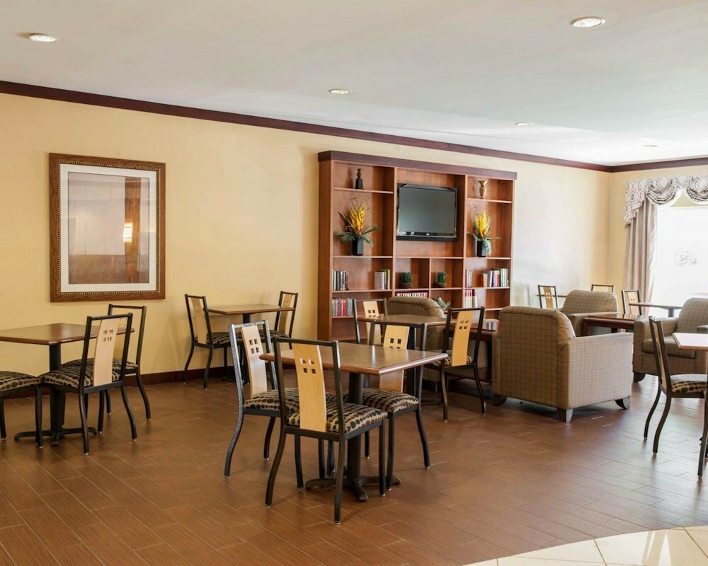 Фото Comfort Suites Southport