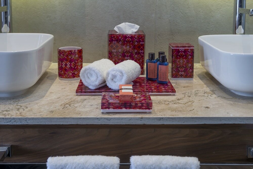 Фото Апартаменты The Fives Downtown Hotel & Residences, Curio Collection by Hilton