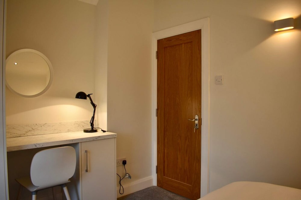 Фото Renovated 2 Bedroom Dublin Flat by City Centre