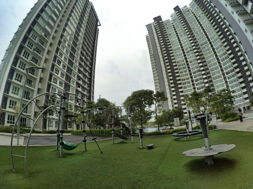 Фото City Living with Panoramic Sea Views at Danga Bay