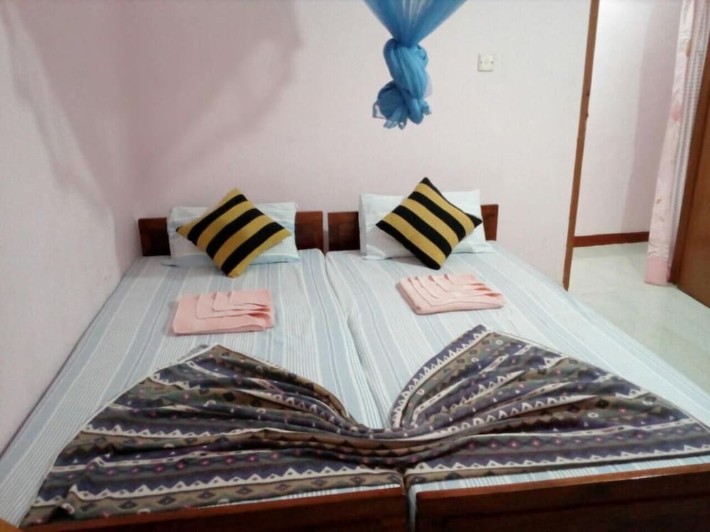 Фото Lizzie Villa Guest House