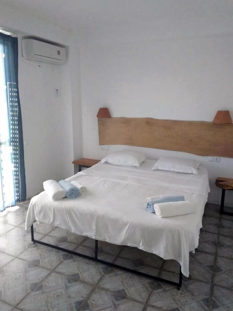 Фото Simple Pleasures Hotel