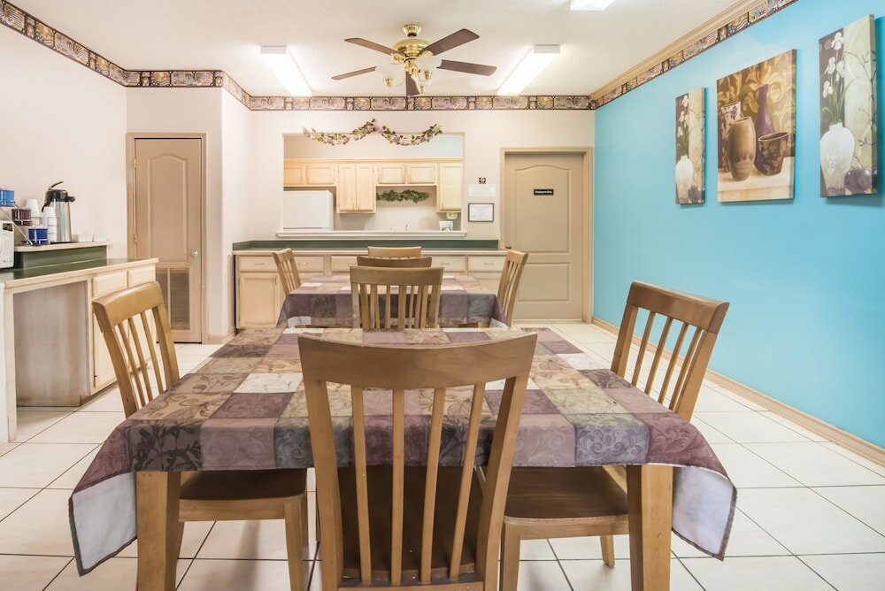 Фото Texas Inn and Suites City Center at University Dr