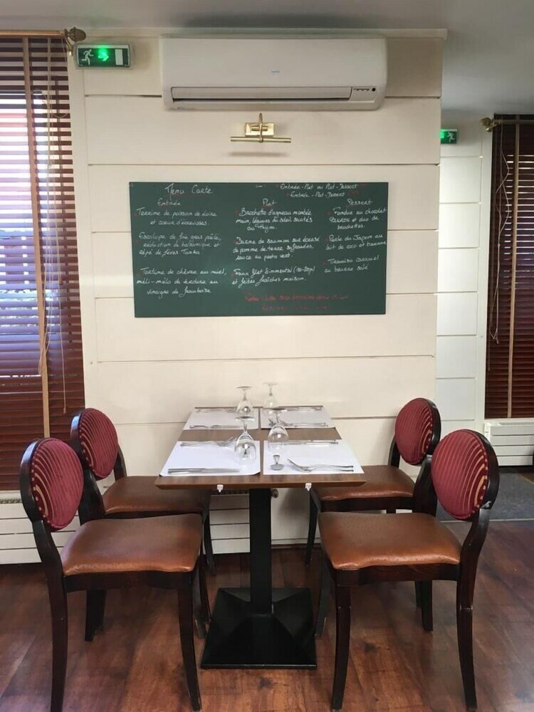 Фото Hôtel-Restaurant Le Monarque