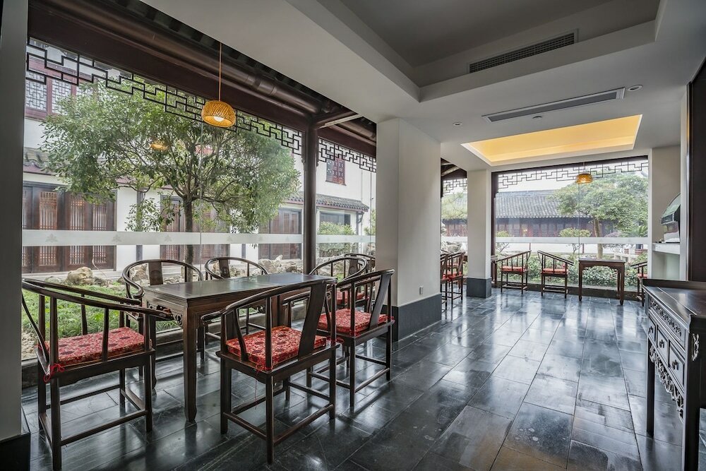 Фото Graceland Garden Court Hotel