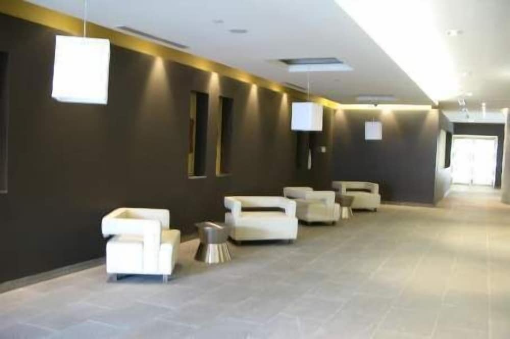 Фото Life Suites Rogers Centre