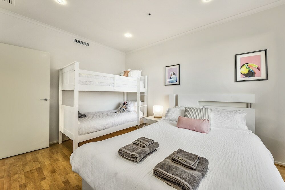 Фото 3 Bedroom Inner City Penthouse