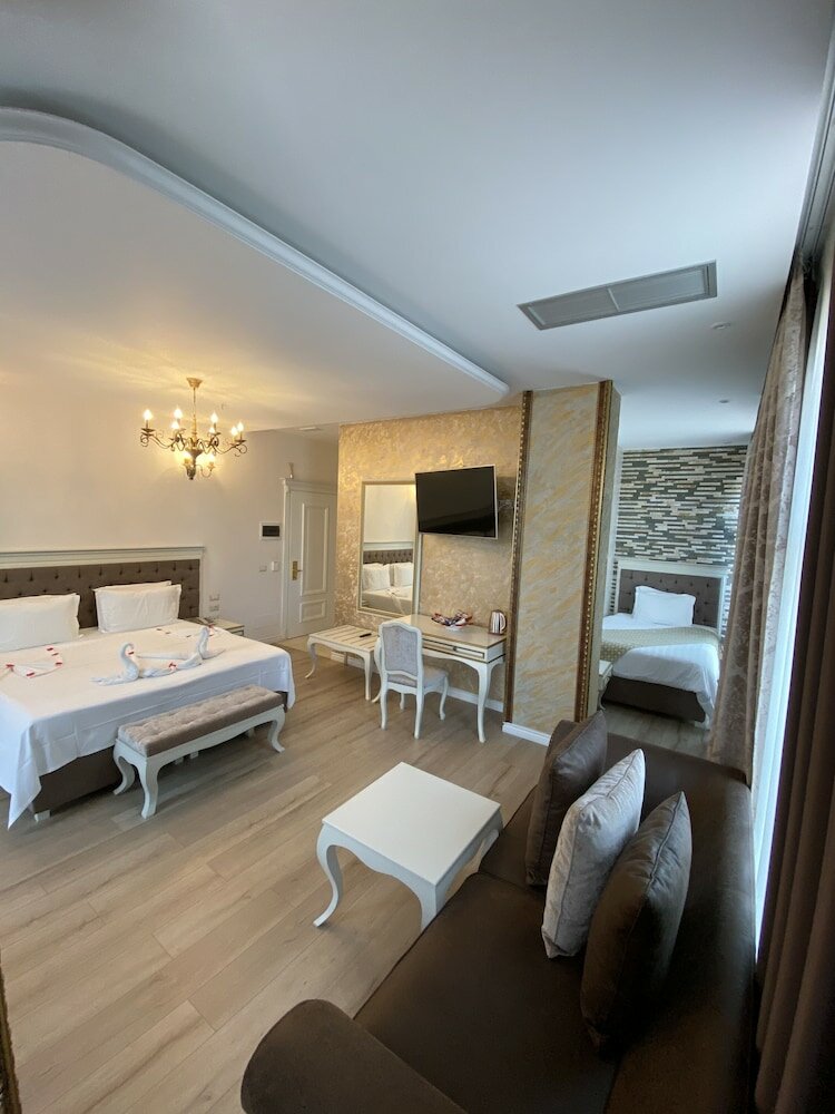 Фото The Red Bricks Hotel