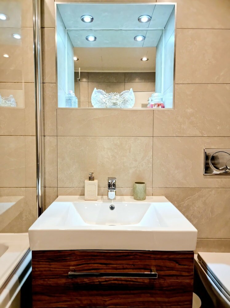 Фото Vibrant Spacious Apartment In West End