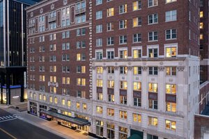 Гостиница DoubleTree Suites by Hilton Hotel Detroit Downtown - Fort Shelby