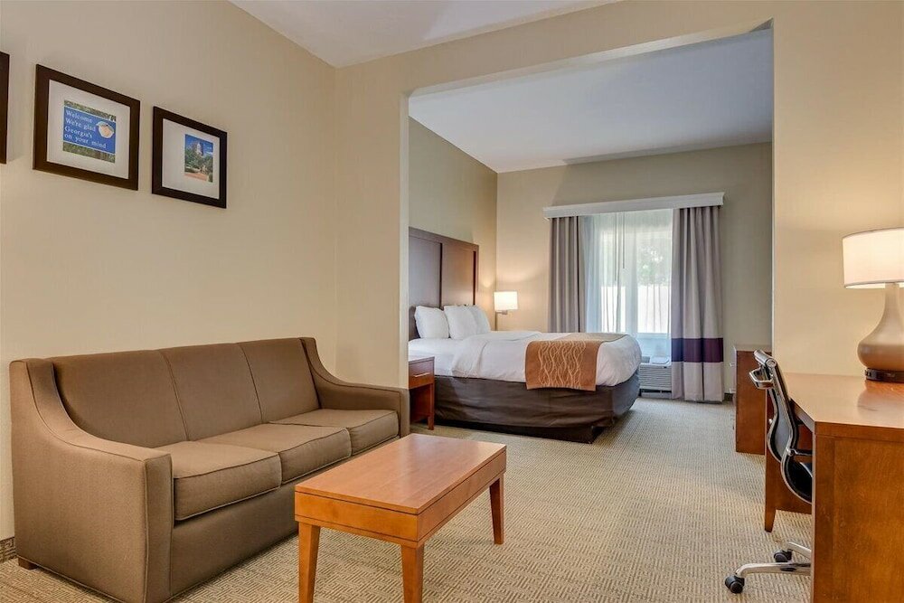 Фото Comfort Inn & Suites