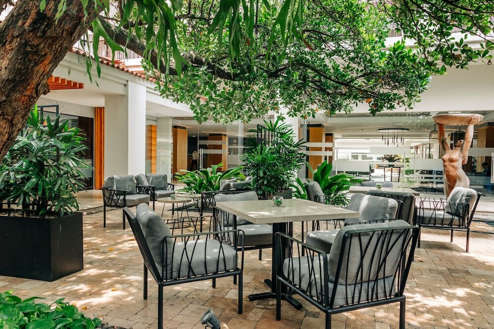 Фото Plaza Hotel and Suites