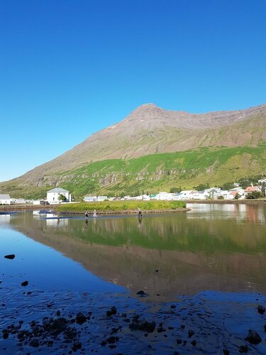 Гостиница Við Lónið guesthouse в Сейдисфьордюре