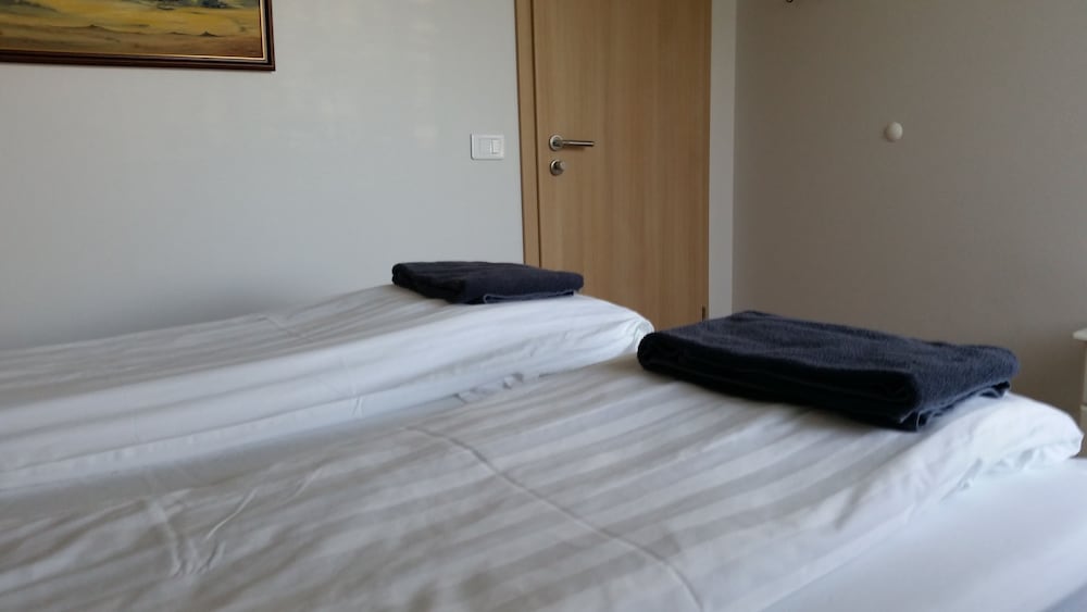 Фото Laugar Guesthouse