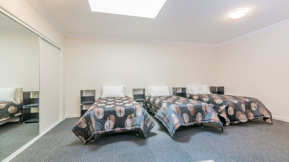 Фото Thompson Avenue Apartments No. 1