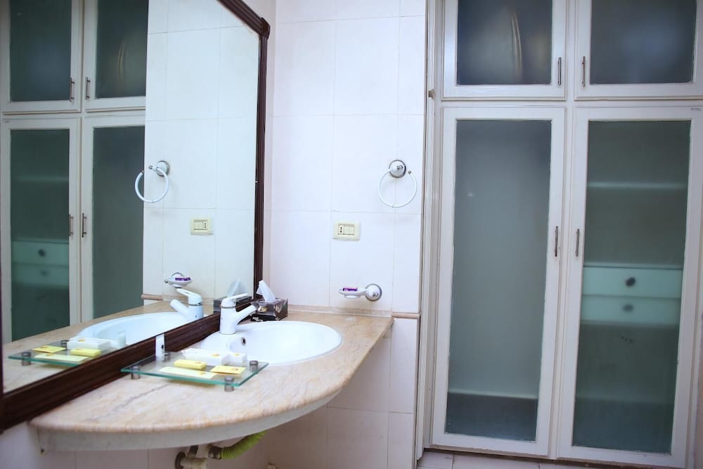 Фото Safari Club 2 Bahria Town