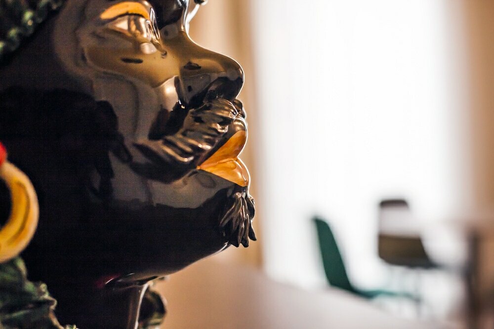 Фото Scene Suites Apartments