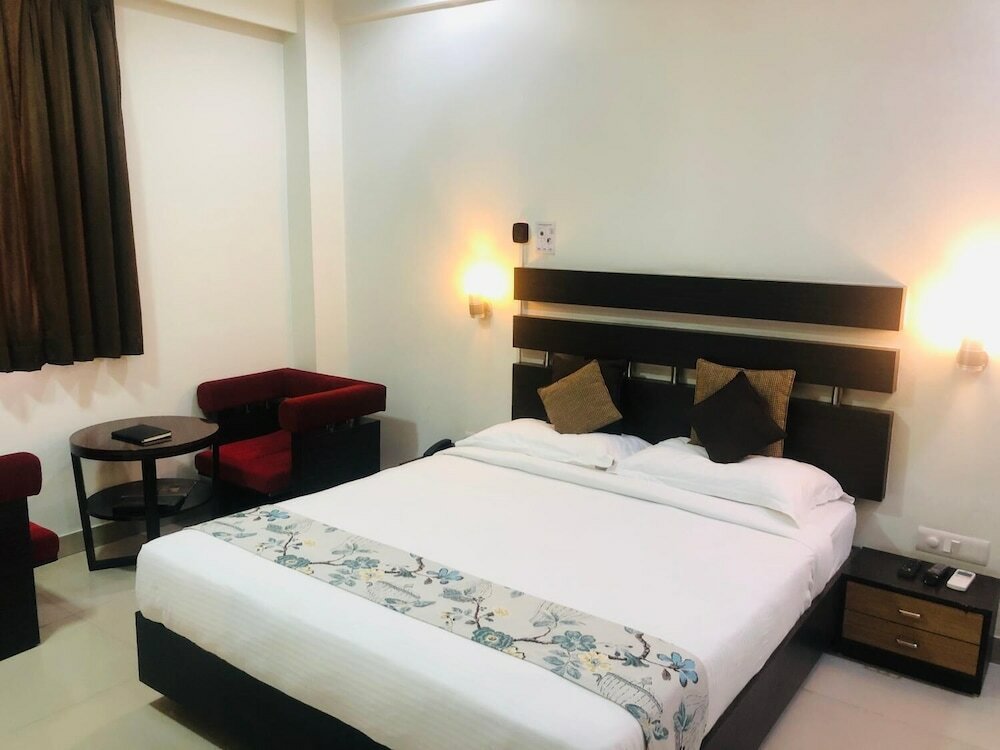 Фото Raghu Mahal Hotel