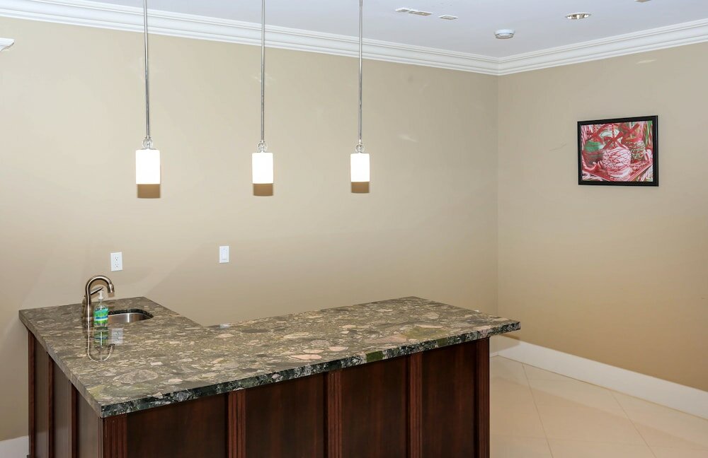 Фото Grand 4 Bedroom Vacation House near Vancouver Downtown