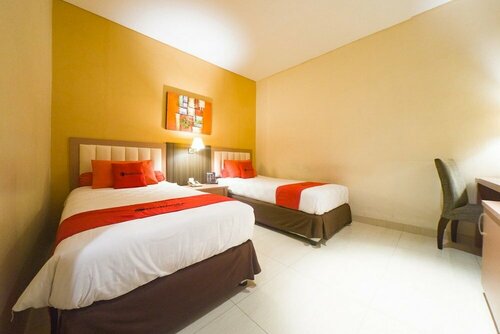 Гостиница RedDoorz Plus near Universitas Negeri Makassar 2 в Макасаре