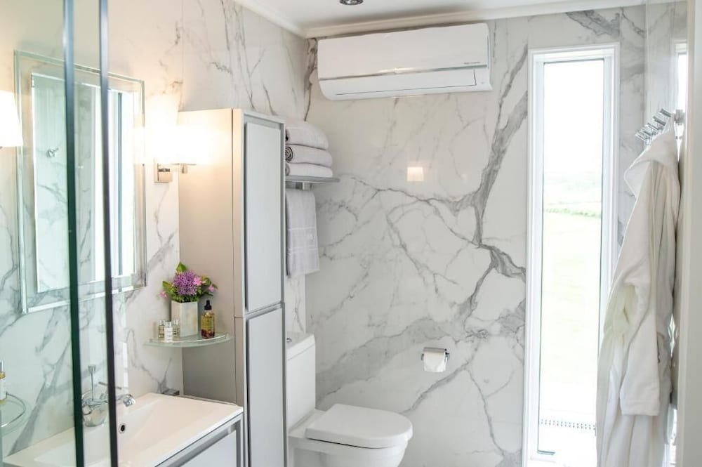 Фото Coach House Boutique B&b