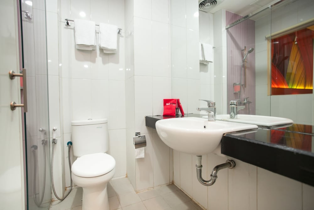 Фото RedDoorz near Hawaii Water Park