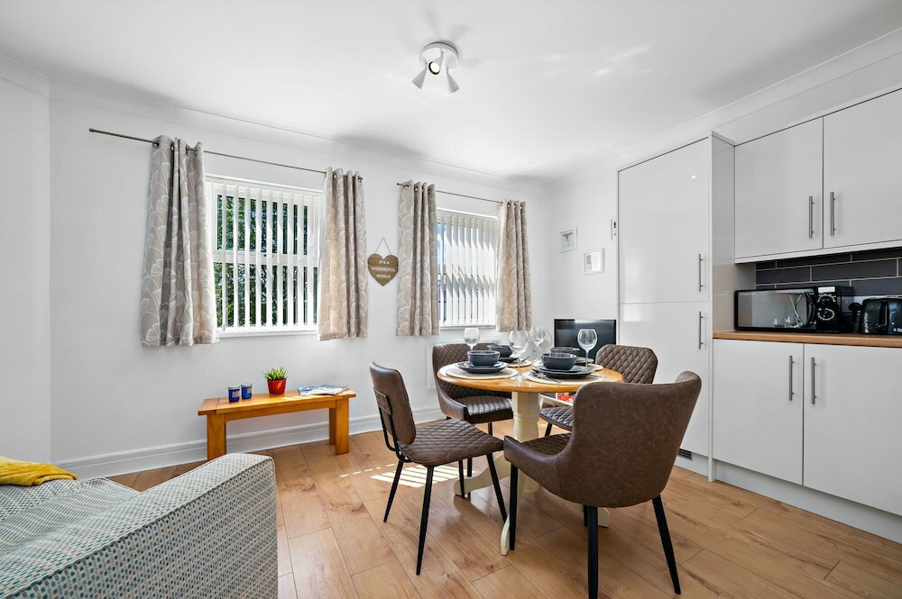 Фото Stay In Cardiff Canton St. John's Court Apartment