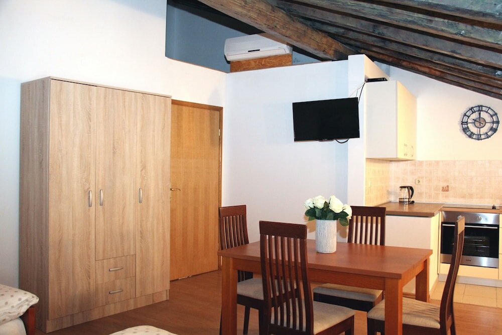 Фото Old Theatre Rooms and Apartments