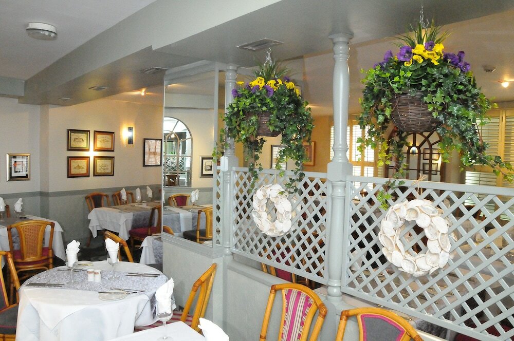 Фото The Dolphin Hotel