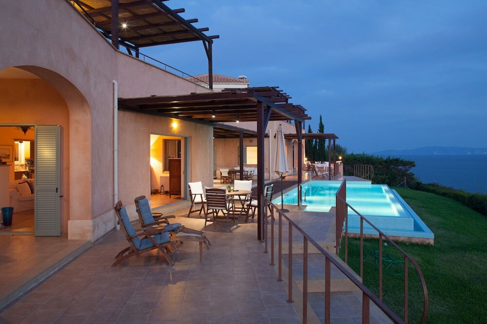 Фото Absolute Villa by Stylish Stays