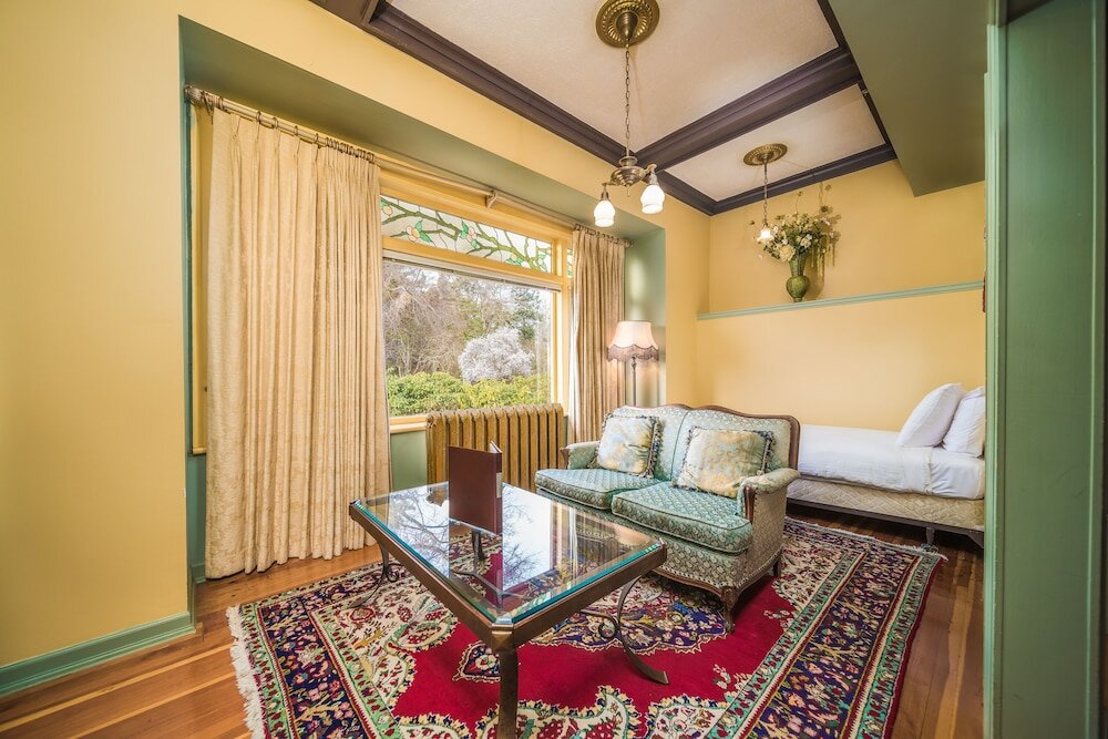 Фото Dashwood Manor Seaside Bed & Breakfast