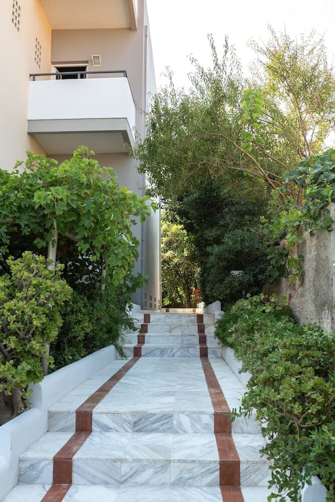 Фото Manias Hotel Apartments