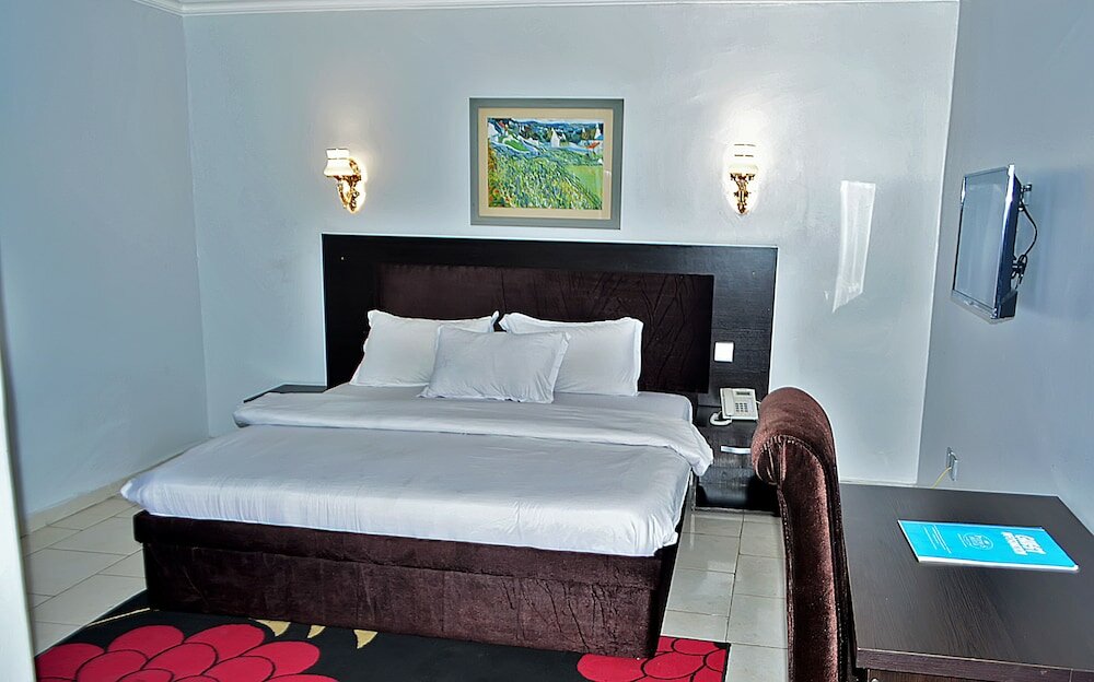 Фото Peemos Place Warri