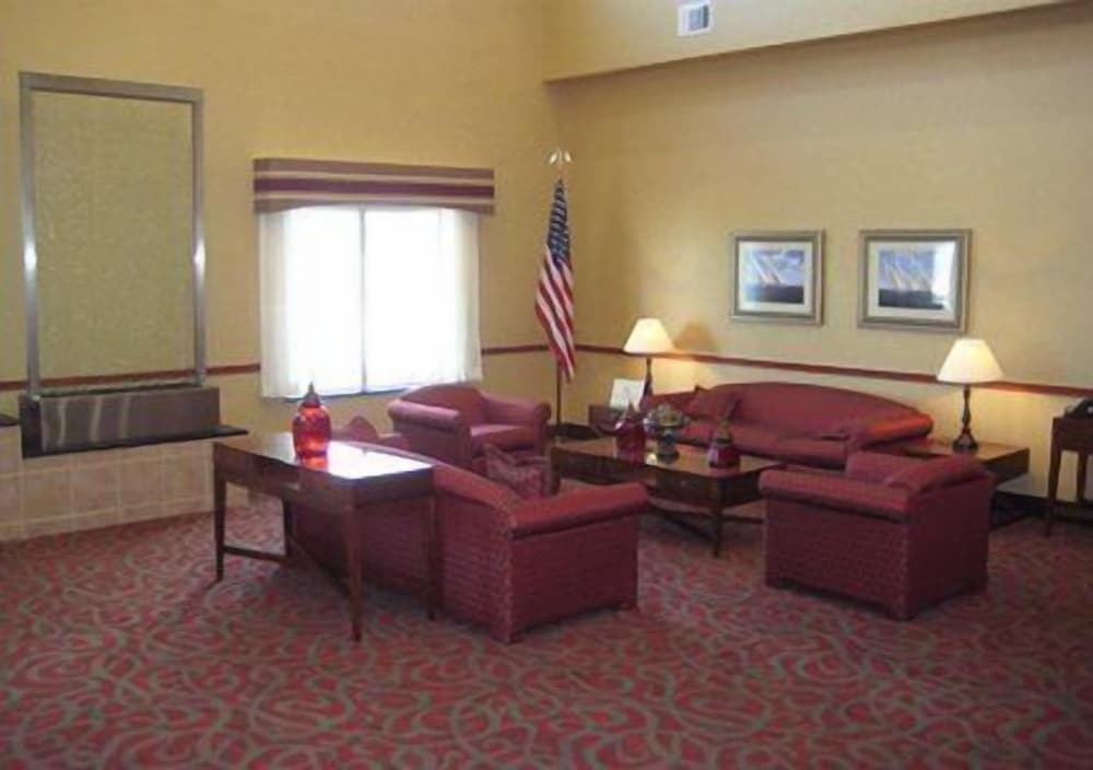 Фото Quality Suites Near Cedar Creek Lake