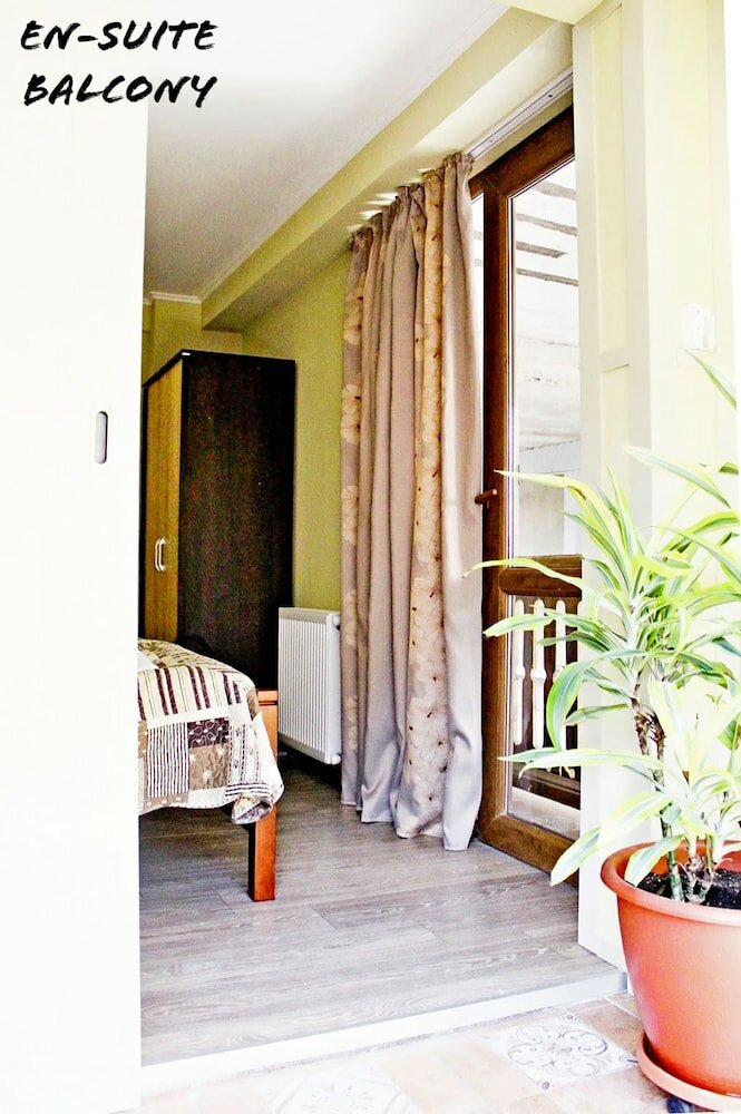 Фото Red Fox Guesthouse