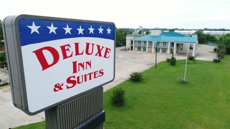 Гостиница Deluxe Inn & Suites