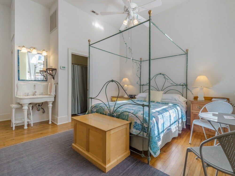 Фото Front Street Inn