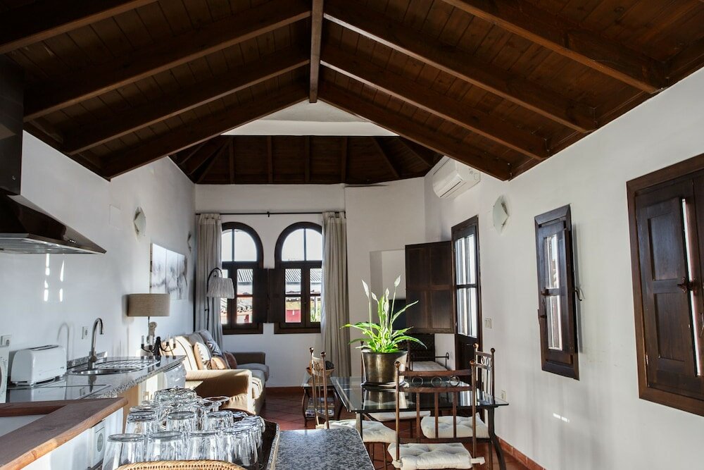 Фото Apartamentos Los Patios de la Judería