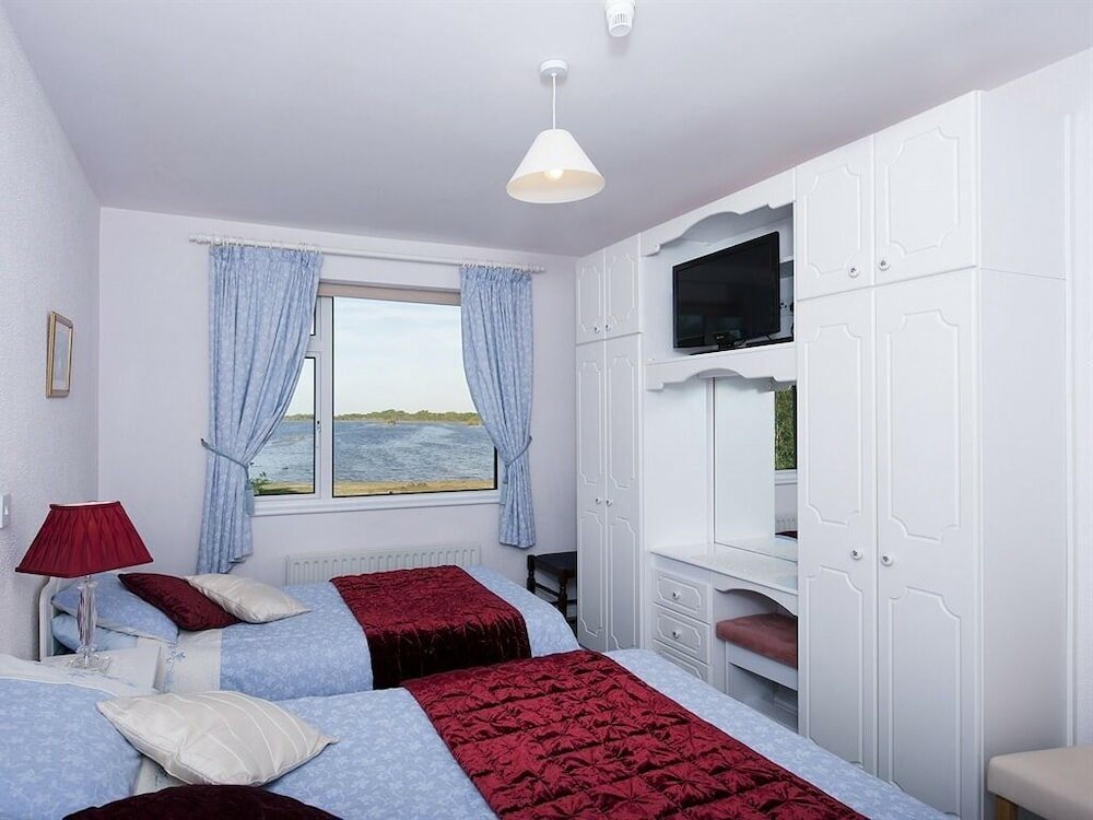 Фото The Waterfront House Country Home