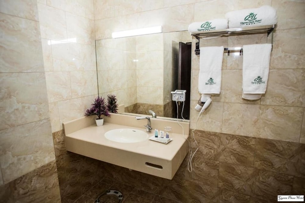 Фото Queen Plaza Hotel