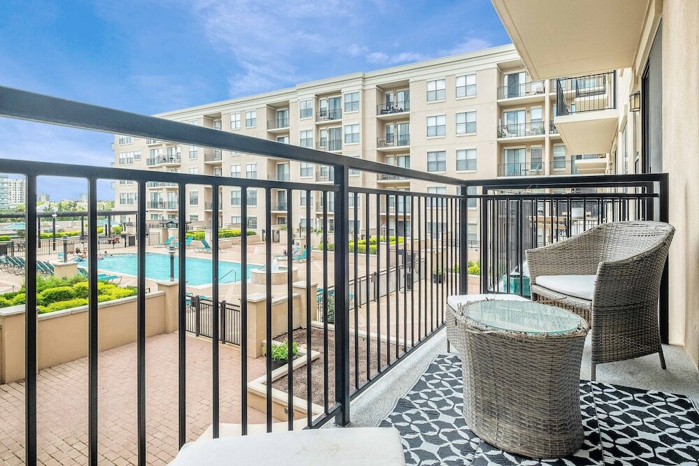 Фото Executive Suite With Pool & Gym